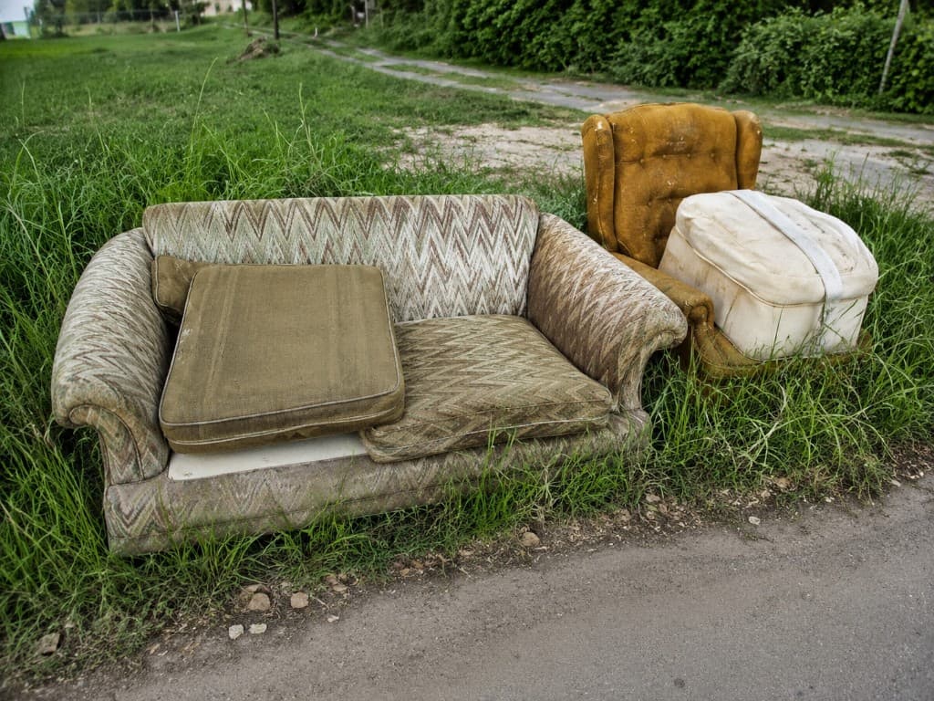 Sofa ir fotelis lauke – senų baldų išvežimas
